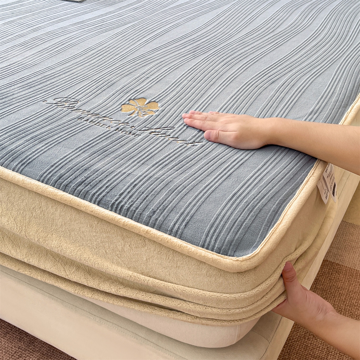 91家纺网 家纺一手货源 找家纺 笙意家纺 2025新款A类加厚牛奶绒烂花复合床笠 花韵-浅灰