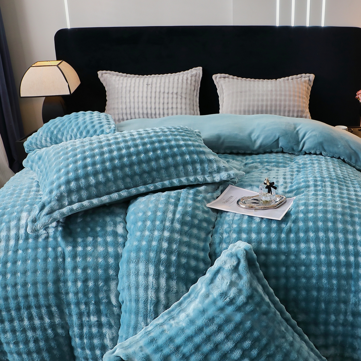 91家纺网 家纺一手货源 找家纺 肖恩毯业 2025新款泡泡绒仿兔毛绒四件套牛奶绒4件套8斤重加厚高密保暖 琉璃蓝