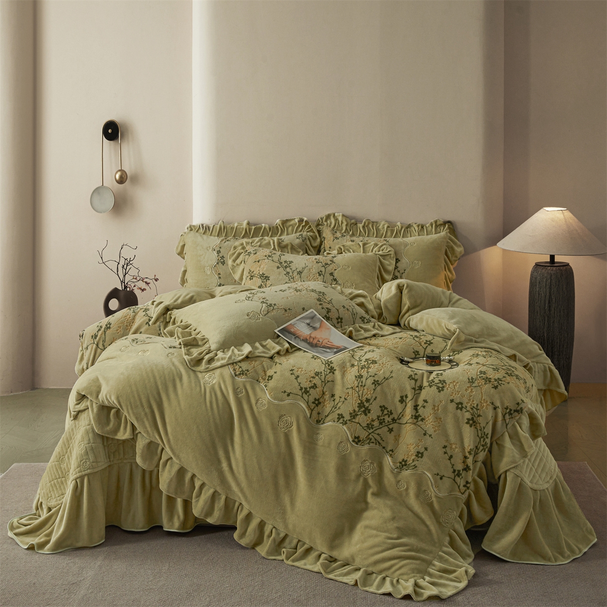 91家纺网 家纺一手货源 找家纺 （总）宜凡家纺 2025新款牛奶绒雕花刺绣床盖四件套