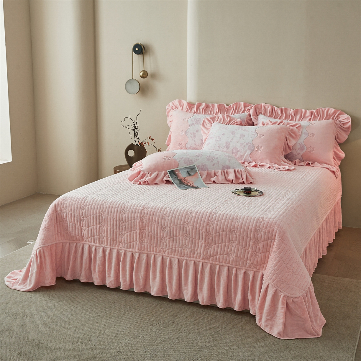 91家纺网 家纺一手货源 找家纺 宜凡家纺 2025新款牛奶绒雕花刺绣床盖四件套 温情玫瑰-玉