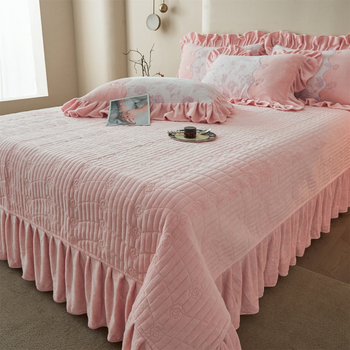 91家纺网 家纺一手货源 找家纺 宜凡家纺 2025新款牛奶绒雕花刺绣床盖四件套 温情玫瑰-玉