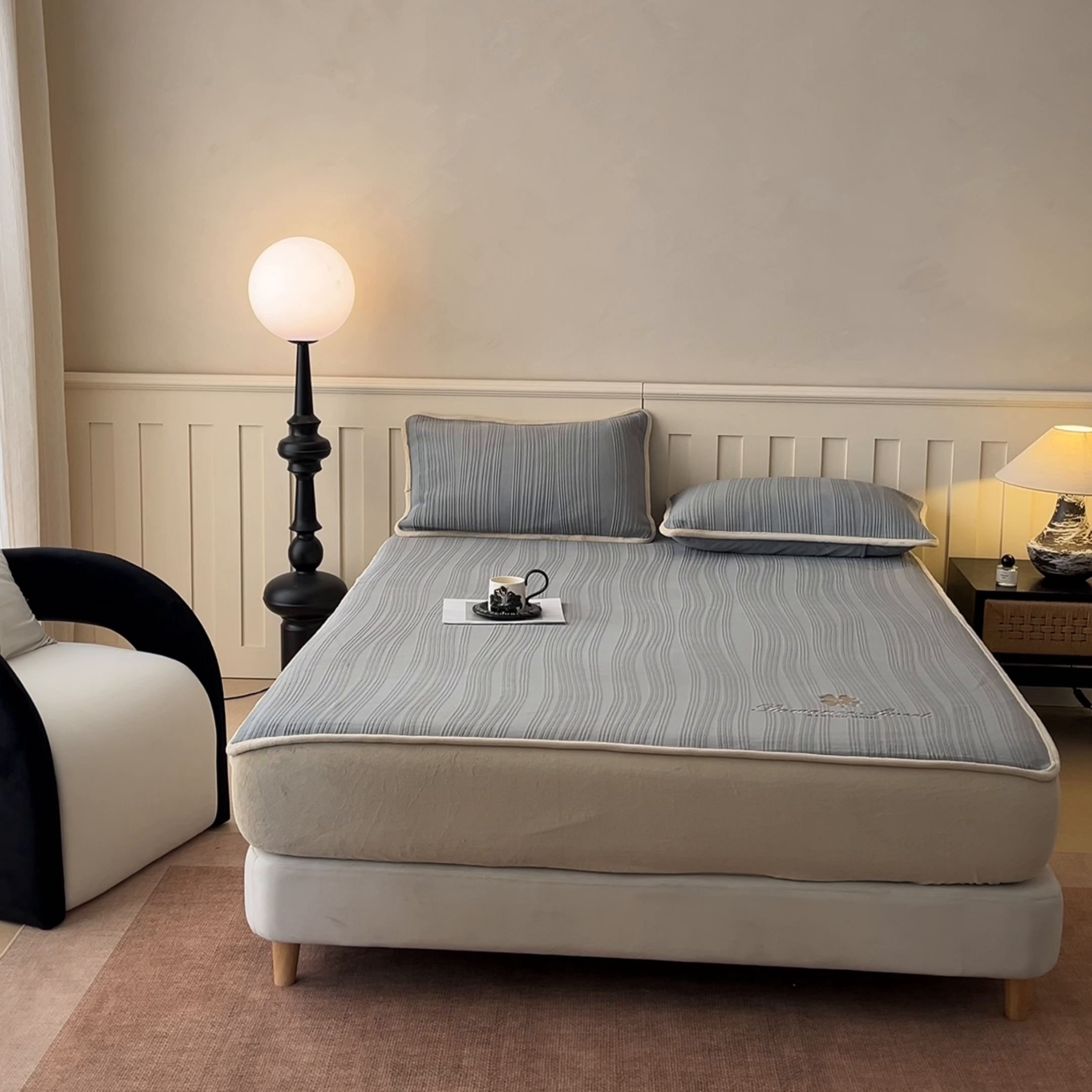 91家纺网 家纺一手货源 找家纺 笙意家纺 2025新款A类加厚牛奶绒烂花复合床笠 花韵-浅灰