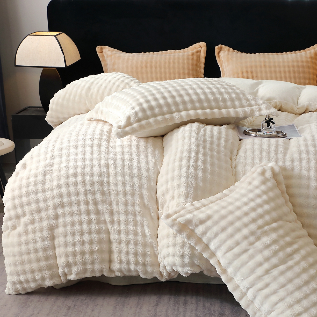 91家纺网 家纺一手货源 找家纺 肖恩毯业 2025新款泡泡绒仿兔毛绒四件套牛奶绒4件套8斤重加厚高密保暖 珍珠白