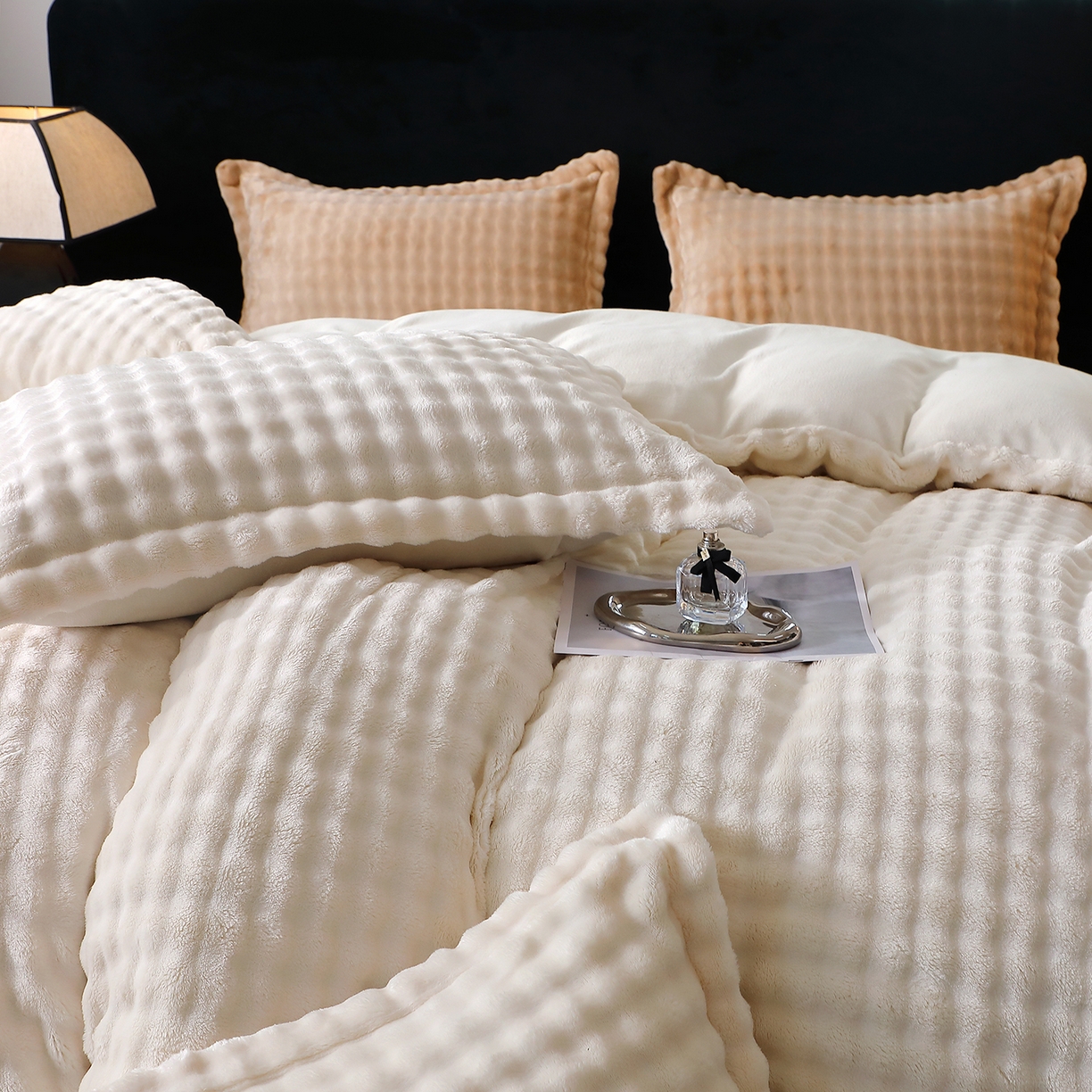 91家纺网 家纺一手货源 找家纺 肖恩毯业 2025新款泡泡绒仿兔毛绒四件套牛奶绒4件套8斤重加厚高密保暖 珍珠白