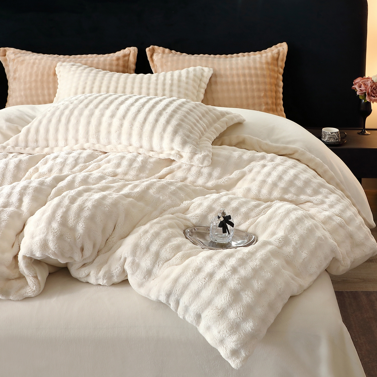 91家纺网 家纺一手货源 找家纺 肖恩毯业 2025新款泡泡绒仿兔毛绒四件套牛奶绒4件套8斤重加厚高密保暖 珍珠白