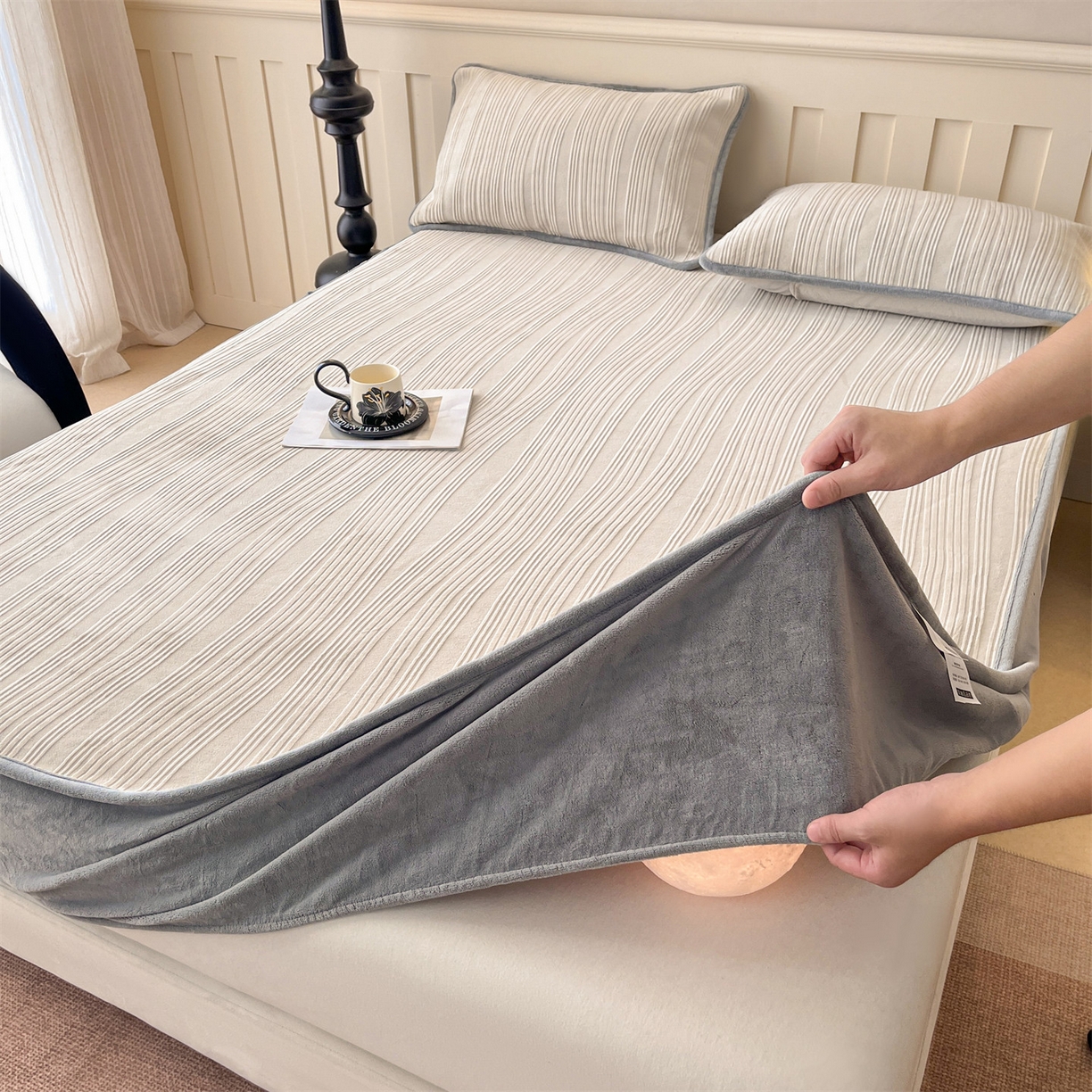 91家纺网 家纺一手货源 找家纺 笙意家纺 2025新款A类加厚牛奶绒烂花复合床笠 花韵-山灰