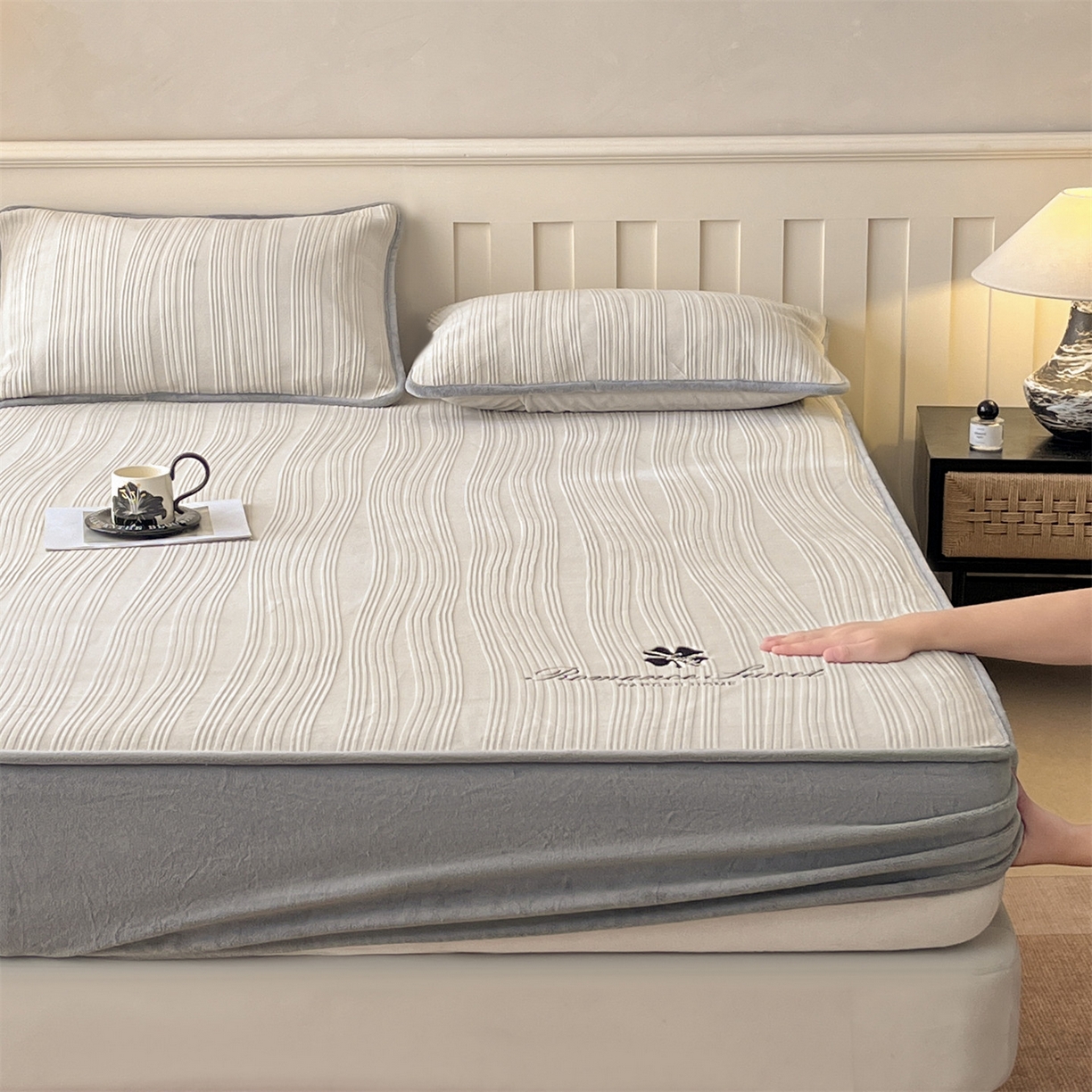 91家纺网 家纺一手货源 找家纺 笙意家纺 2025新款A类加厚牛奶绒烂花复合床笠 花韵-山灰