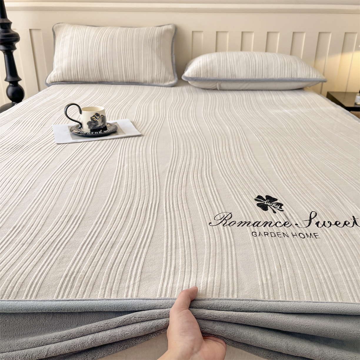 91家纺网 家纺一手货源 找家纺 笙意家纺 2025新款A类加厚牛奶绒烂花复合床笠 花韵-山灰