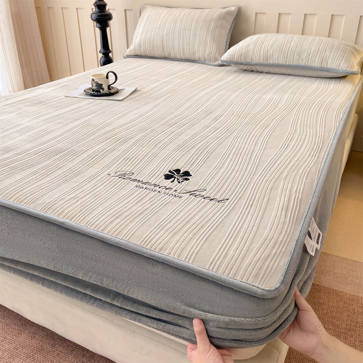 91家纺网 家纺一手货源 找家纺 笙意家纺 2025新款A类加厚牛奶绒烂花复合床笠 花韵-山灰