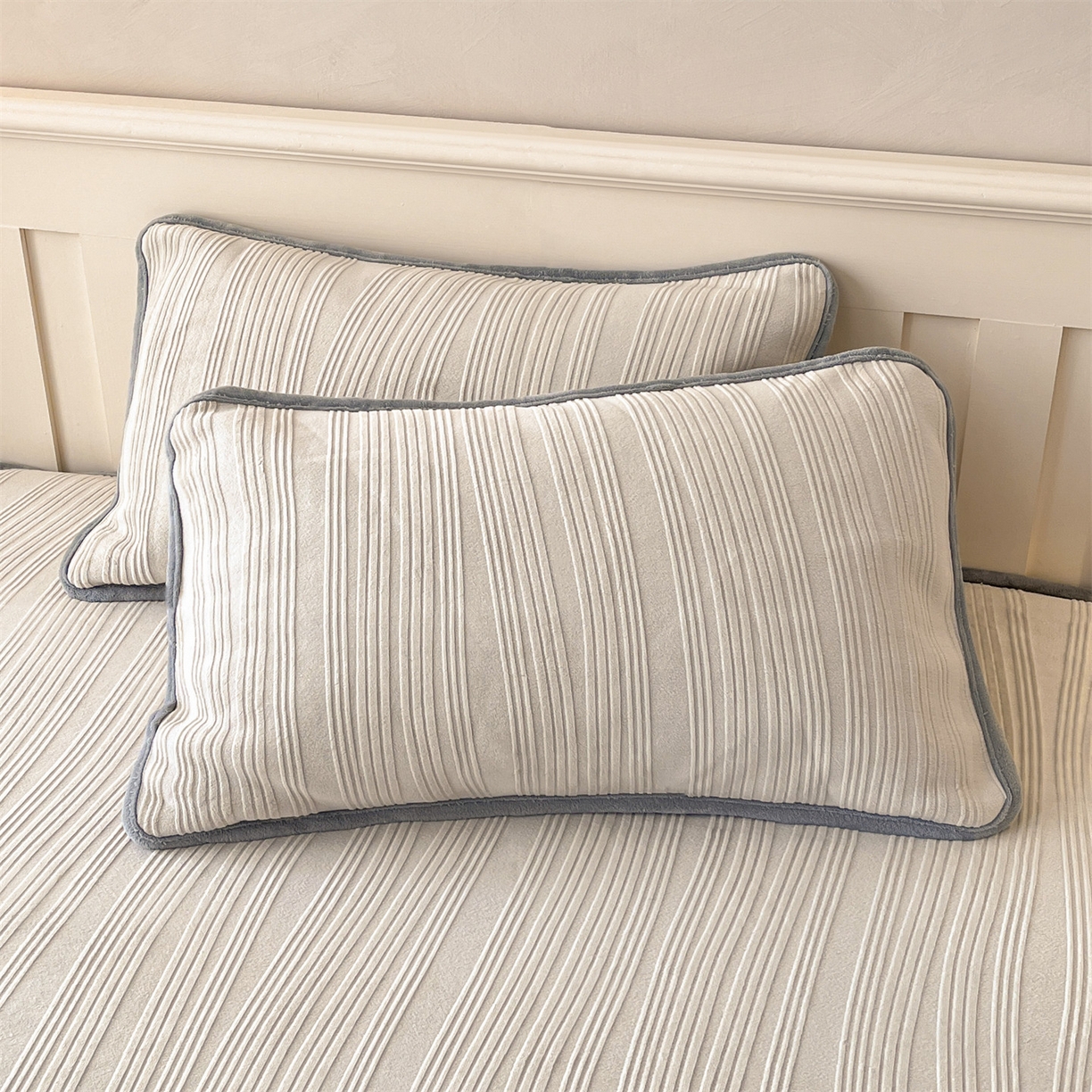 91家纺网 家纺一手货源 找家纺 笙意家纺 2025新款A类加厚牛奶绒烂花复合床笠 花韵-山灰