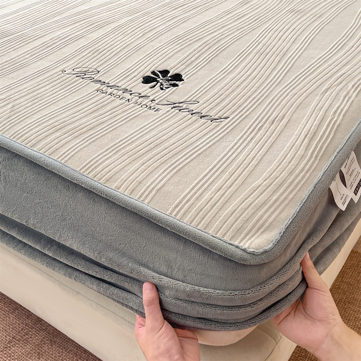 91家纺网 家纺一手货源 找家纺 笙意家纺 2025新款A类加厚牛奶绒烂花复合床笠 花韵-山灰