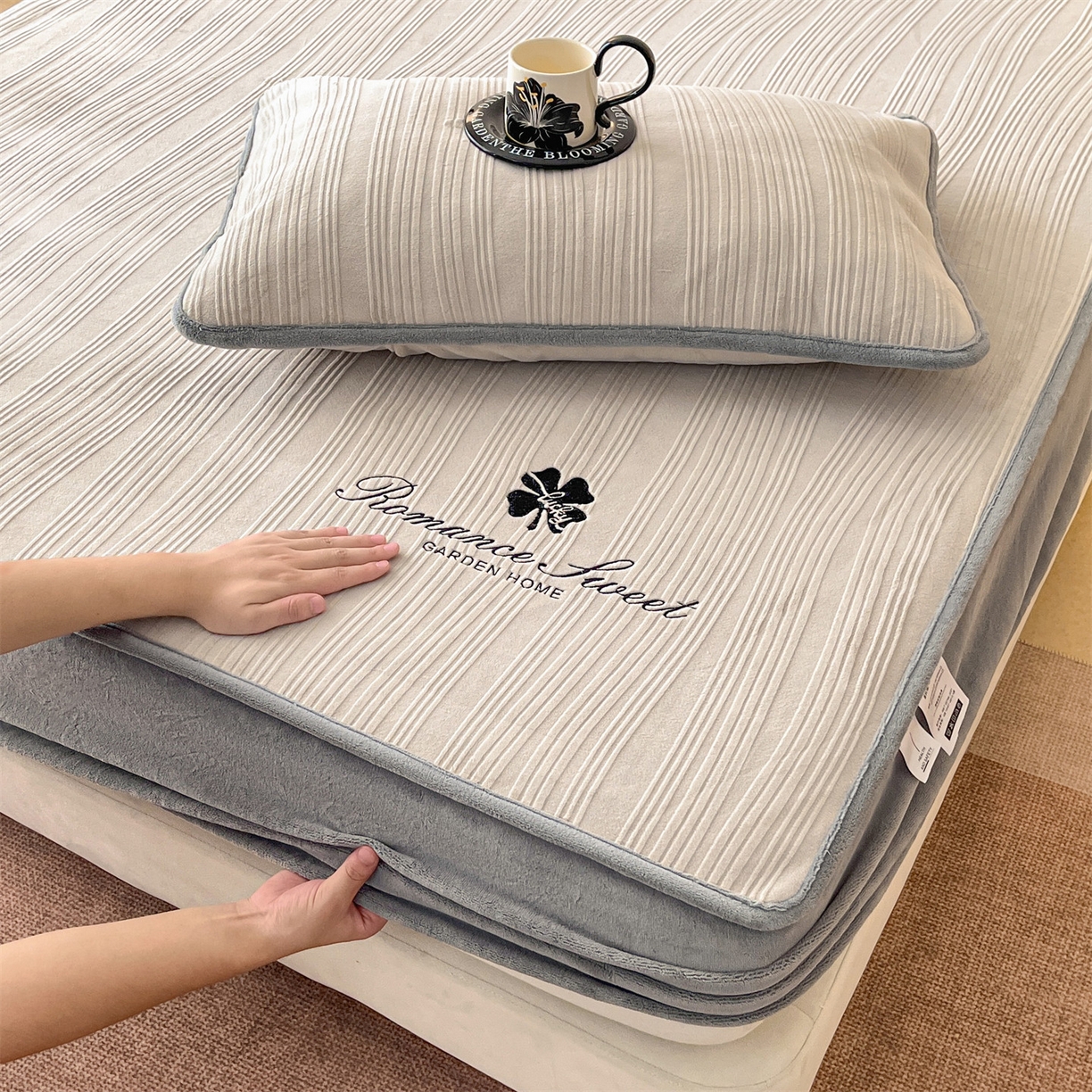 91家纺网 家纺一手货源 找家纺 笙意家纺 2025新款A类加厚牛奶绒烂花复合床笠 花韵-山灰