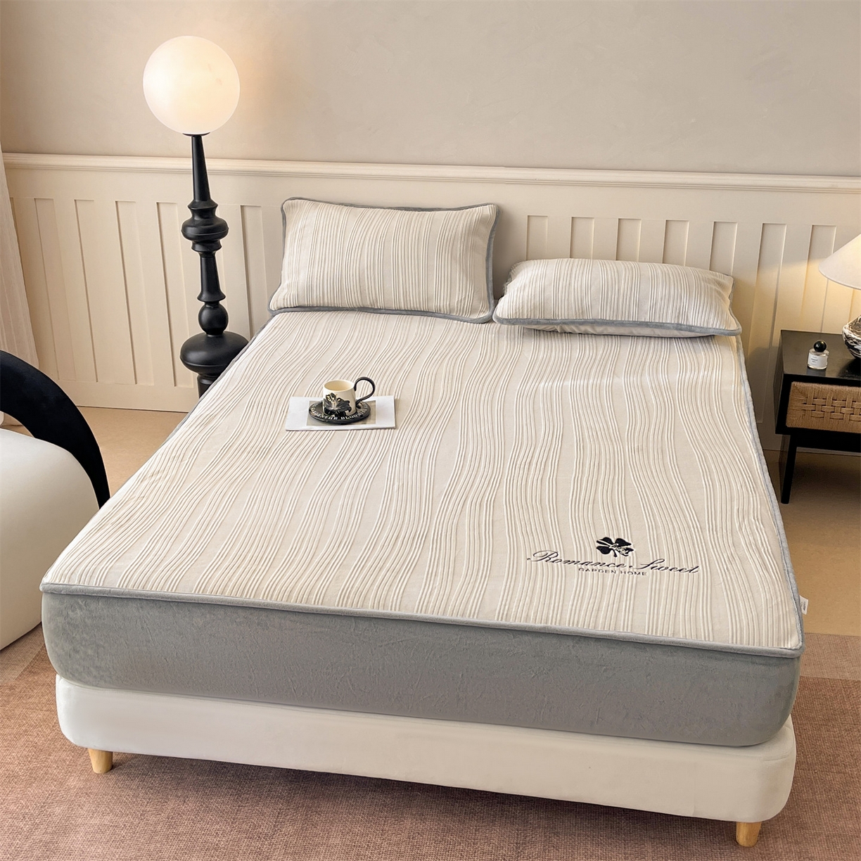 91家纺网 家纺一手货源 找家纺 笙意家纺 2025新款A类加厚牛奶绒烂花复合床笠 花韵-山灰