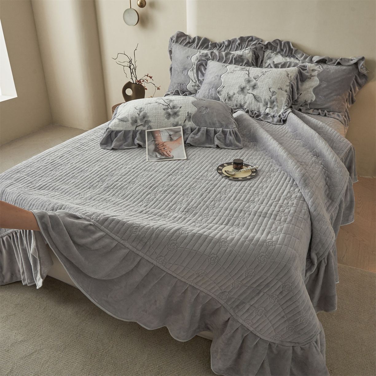 91家纺网 家纺一手货源 找家纺 宜凡家纺 2025新款牛奶绒雕花刺绣床盖四件套 寒梅絮语 灰