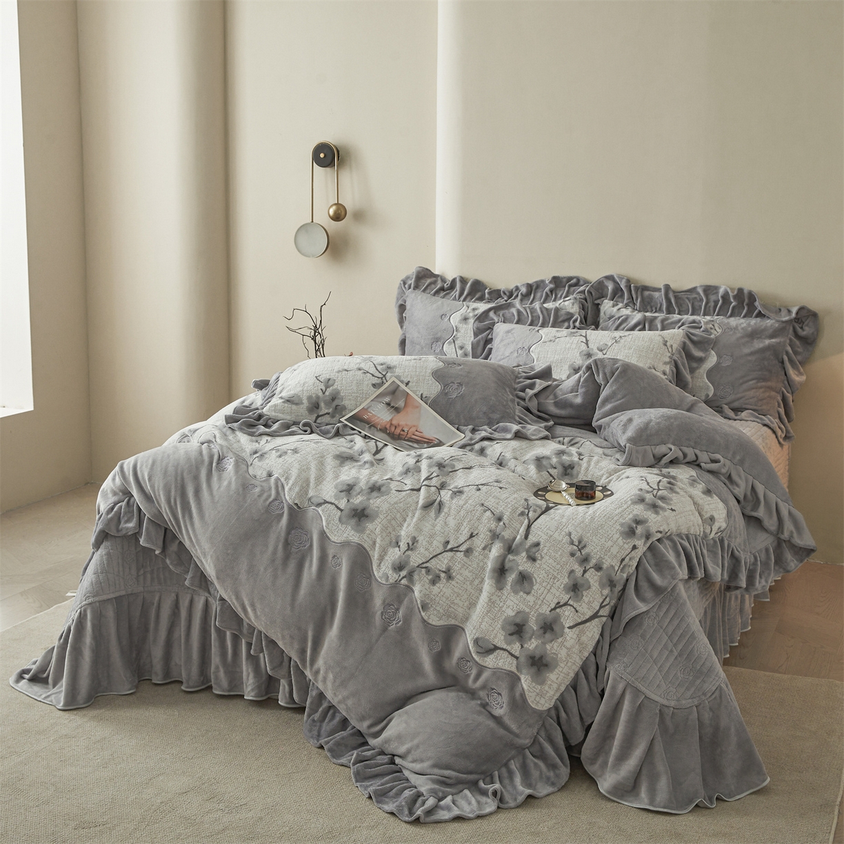 91家纺网 家纺一手货源 找家纺 宜凡家纺 2025新款牛奶绒雕花刺绣床盖四件套 寒梅絮语 灰