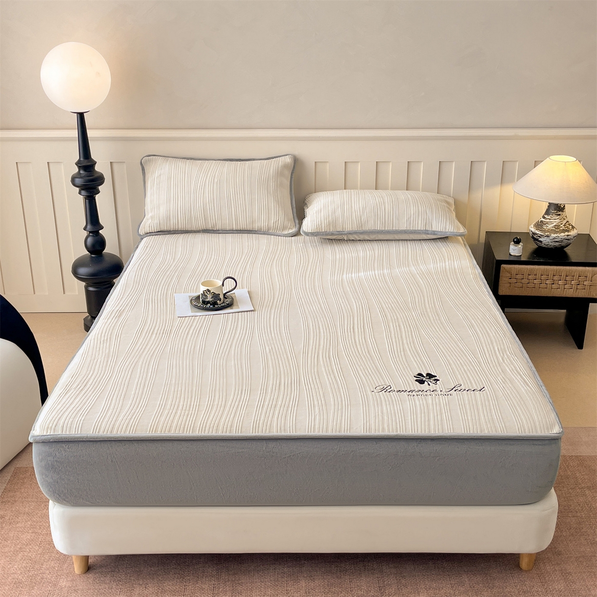 91家纺网 家纺一手货源 找家纺 笙意家纺 2025新款A类加厚牛奶绒烂花复合床笠 花韵-山灰