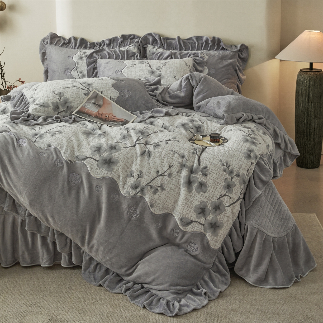 91家纺网 家纺一手货源 找家纺 宜凡家纺 2025新款牛奶绒雕花刺绣床盖四件套 寒梅絮语 灰