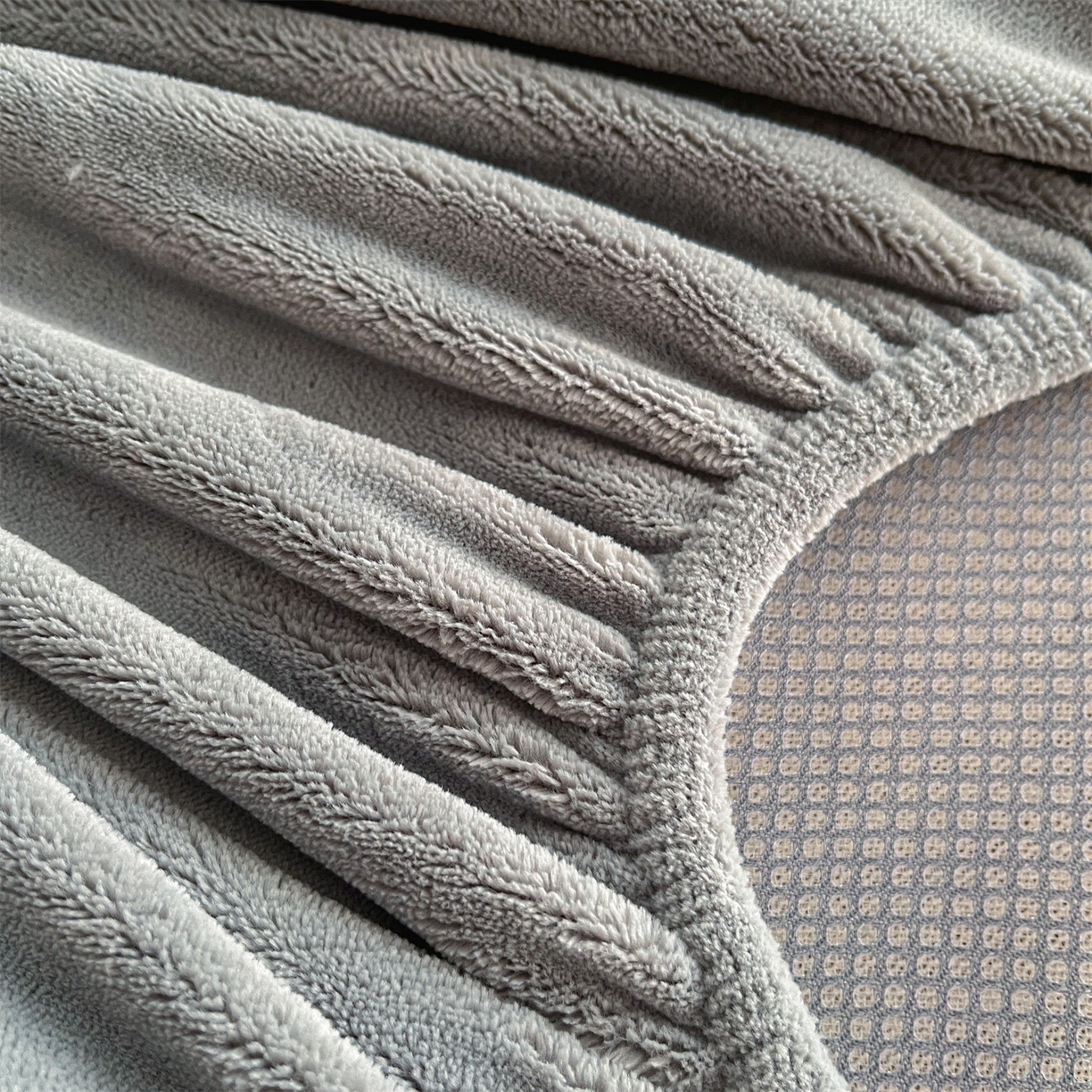 91家纺网 家纺一手货源 找家纺 笙意家纺 2025新款A类加厚牛奶绒烂花复合床笠 花韵-山灰