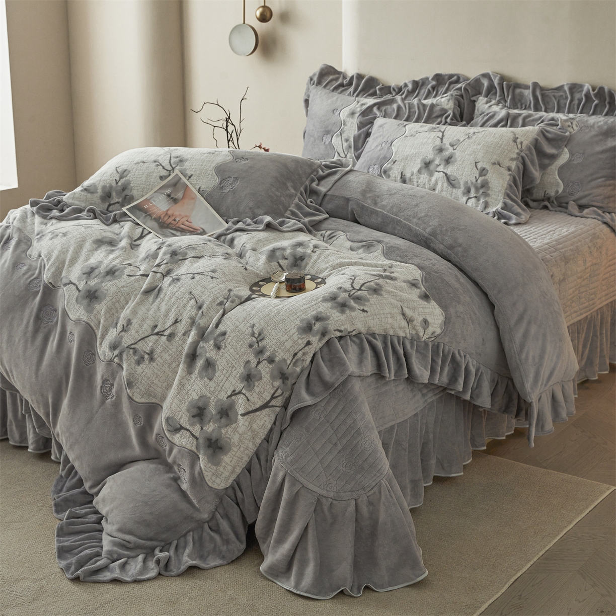 91家纺网 家纺一手货源 找家纺 宜凡家纺 2025新款牛奶绒雕花刺绣床盖四件套 寒梅絮语 灰