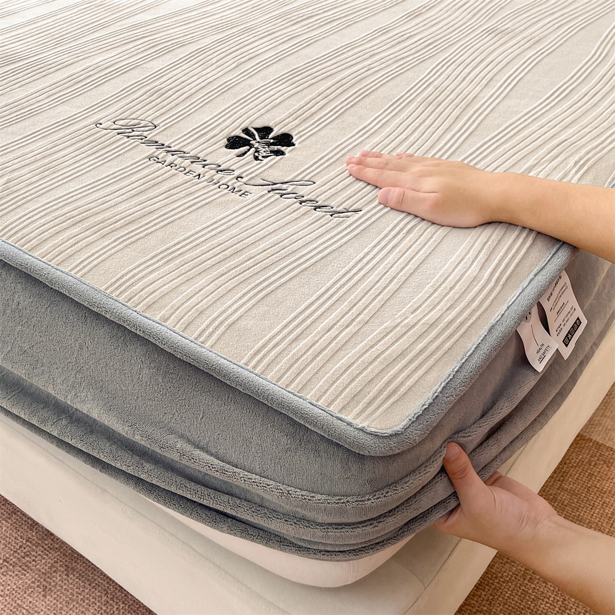 91家纺网 家纺一手货源 找家纺 笙意家纺 2025新款A类加厚牛奶绒烂花复合床笠 花韵-山灰