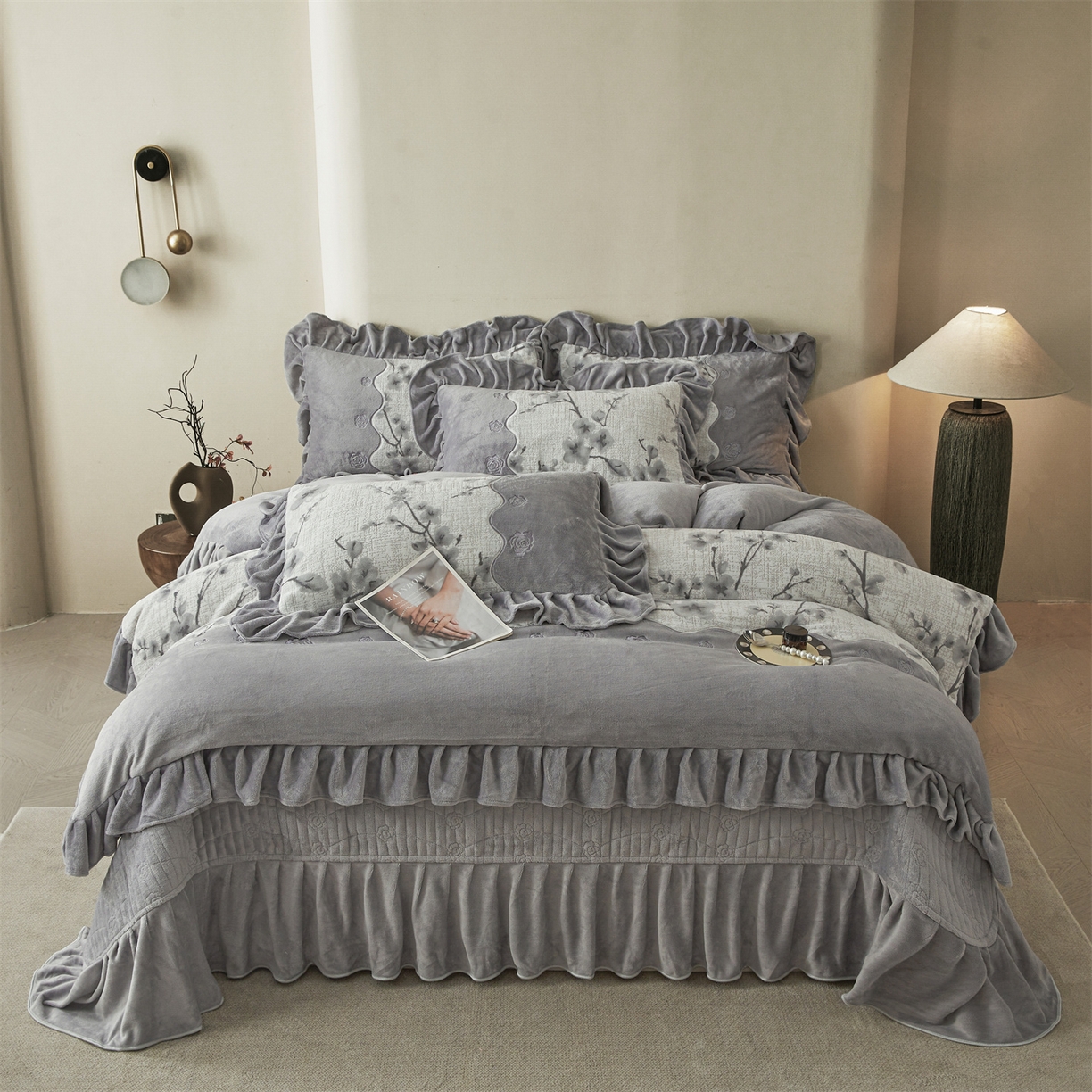 91家纺网 家纺一手货源 找家纺 宜凡家纺 2025新款牛奶绒雕花刺绣床盖四件套 寒梅絮语 灰