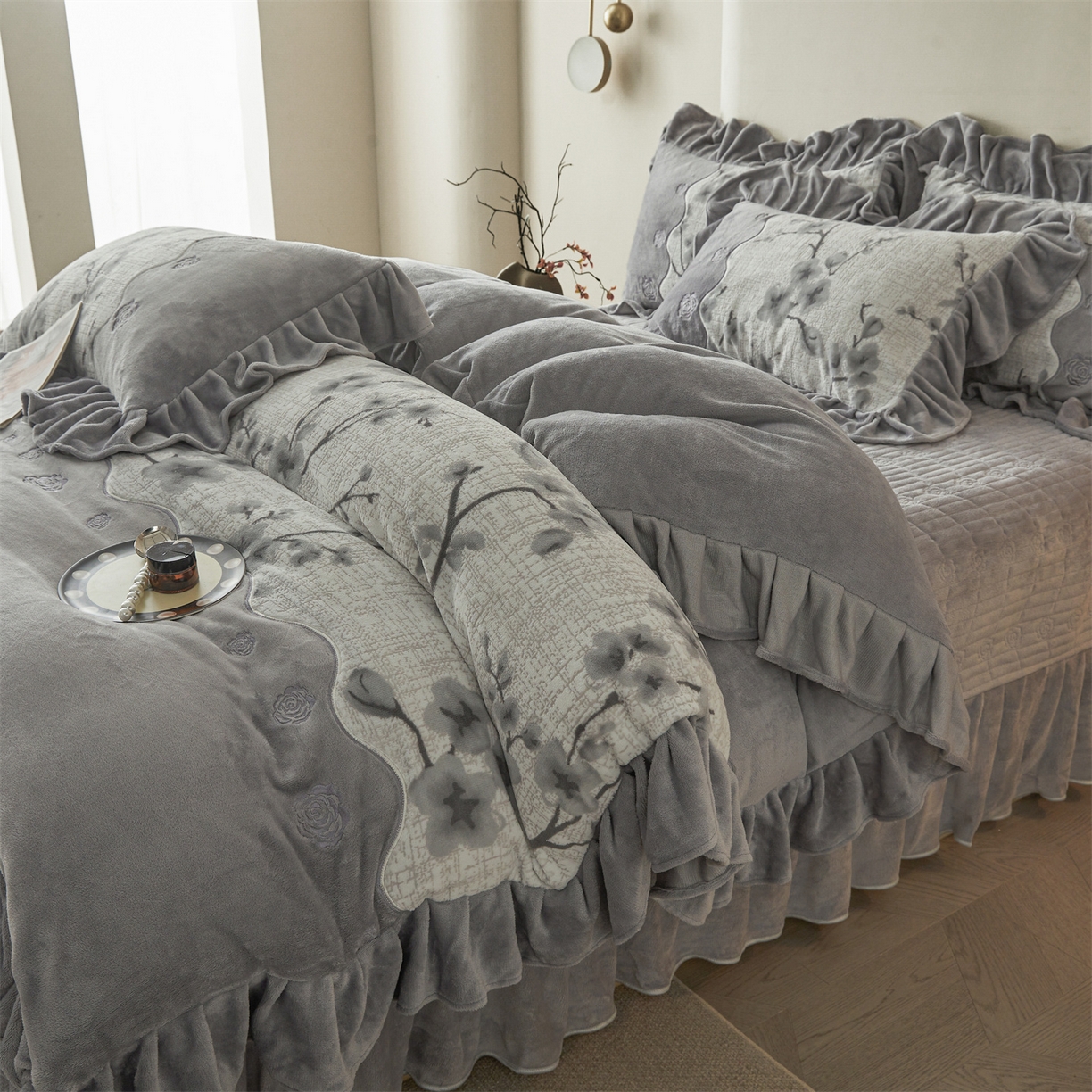 91家纺网 家纺一手货源 找家纺 宜凡家纺 2025新款牛奶绒雕花刺绣床盖四件套 寒梅絮语 灰