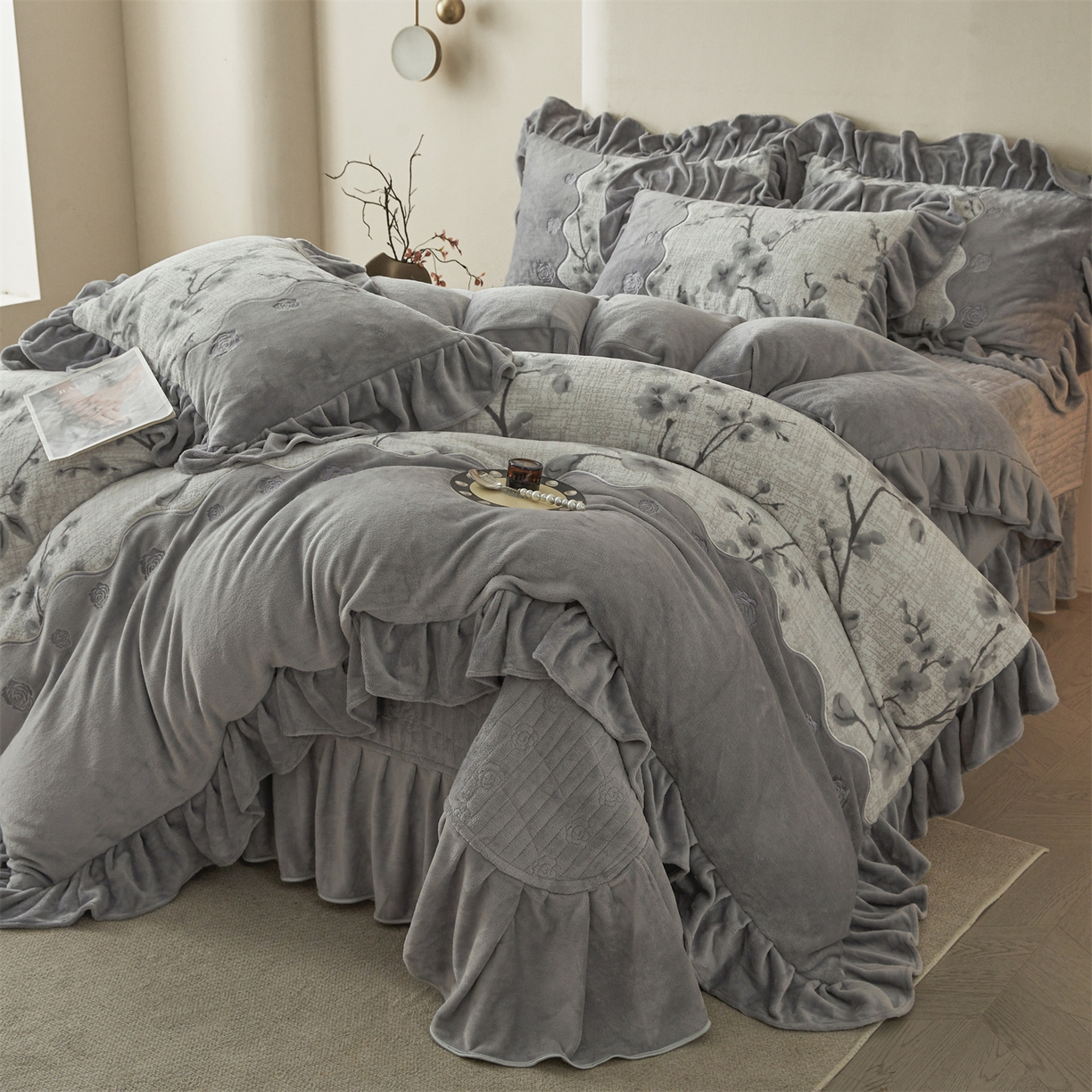 91家纺网 家纺一手货源 找家纺 宜凡家纺 2025新款牛奶绒雕花刺绣床盖四件套 寒梅絮语 灰