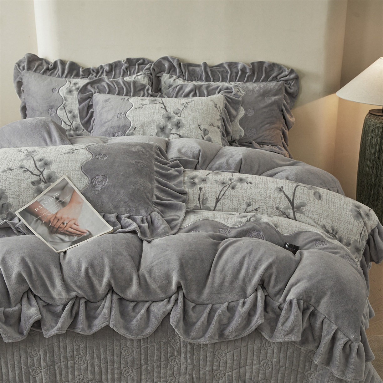 91家纺网 家纺一手货源 找家纺 宜凡家纺 2025新款牛奶绒雕花刺绣床盖四件套 寒梅絮语 灰