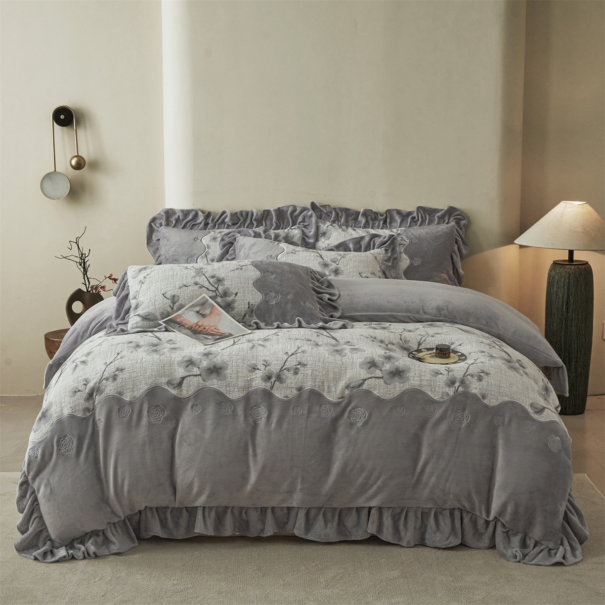 91家纺网 家纺一手货源 找家纺 宜凡家纺 2025新款牛奶绒雕花刺绣床盖四件套 寒梅絮语 灰