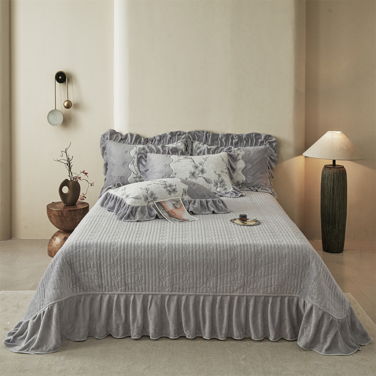 91家纺网 家纺一手货源 找家纺 宜凡家纺 2025新款牛奶绒雕花刺绣床盖四件套 寒梅絮语 灰