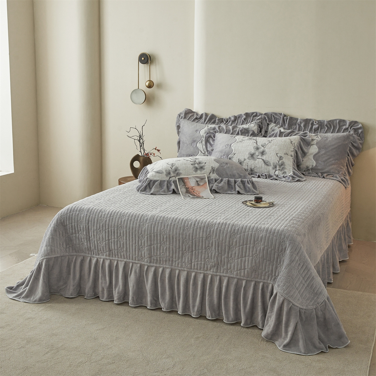 91家纺网 家纺一手货源 找家纺 宜凡家纺 2025新款牛奶绒雕花刺绣床盖四件套 寒梅絮语 灰