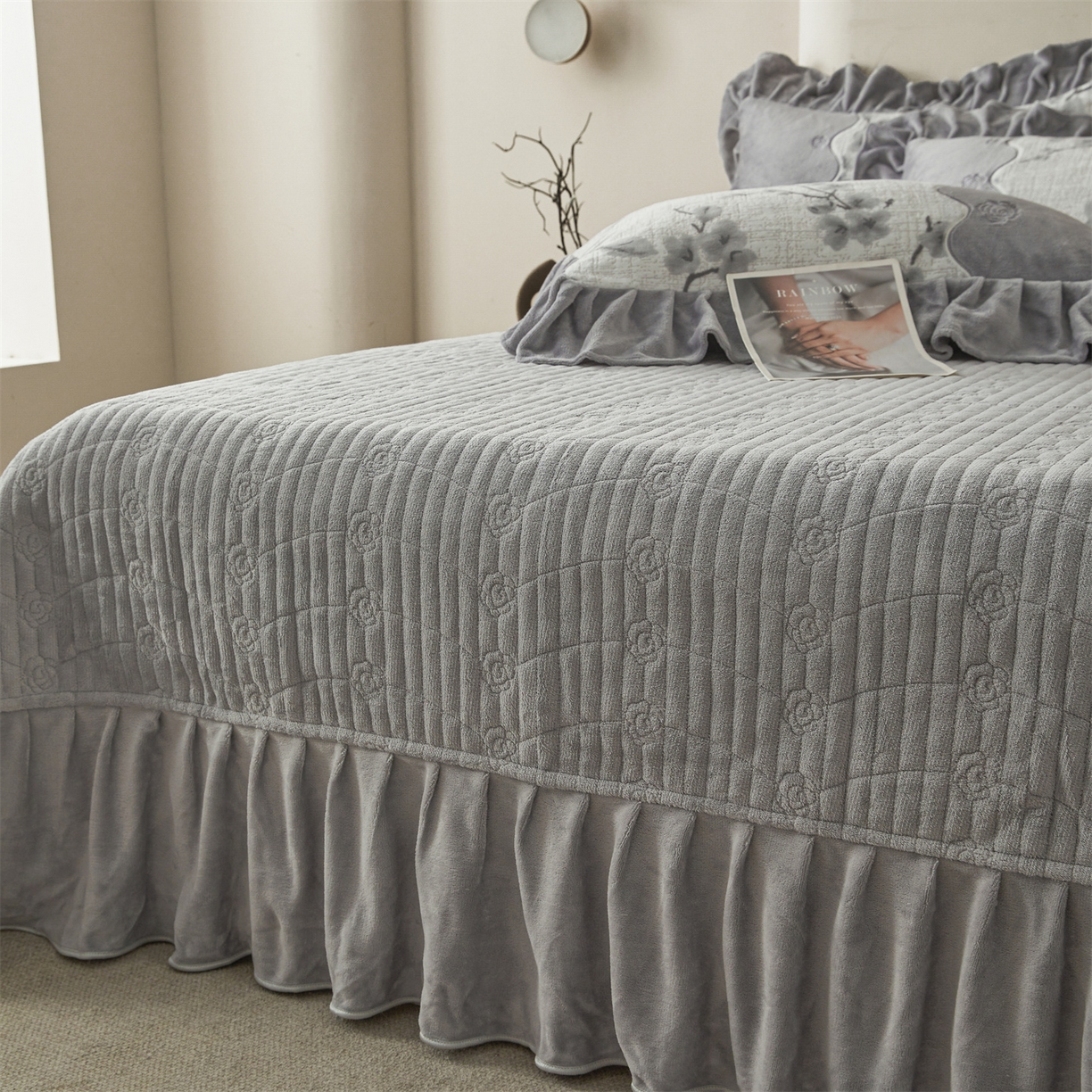 91家纺网 家纺一手货源 找家纺 宜凡家纺 2025新款牛奶绒雕花刺绣床盖四件套 寒梅絮语 灰