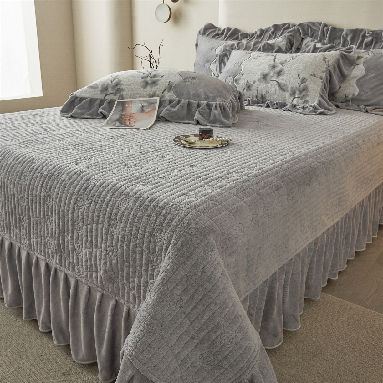 91家纺网 家纺一手货源 找家纺 宜凡家纺 2025新款牛奶绒雕花刺绣床盖四件套 寒梅絮语 灰