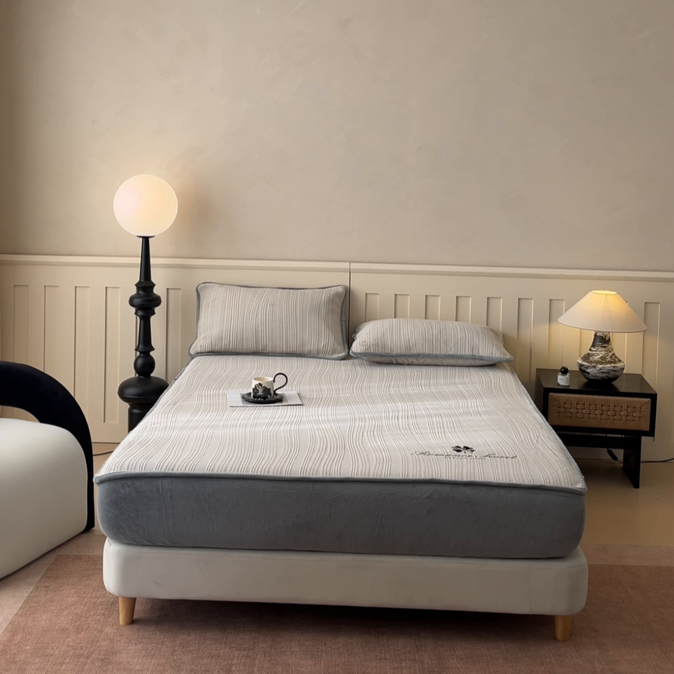 91家纺网 家纺一手货源 找家纺 笙意家纺 2025新款A类加厚牛奶绒烂花复合床笠 花韵-山灰