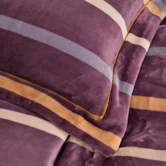 91家纺网 家纺一手货源 找家纺 丽涵家纺 2025秋冬新品230克全工艺消光牛奶绒印花四件套 绅士条纹-红咖