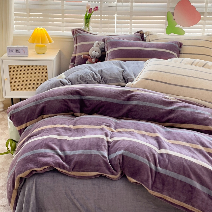 91家纺网 家纺一手货源 找家纺 丽涵家纺 2025秋冬新品230克全工艺消光牛奶绒印花四件套 绅士条纹-红咖