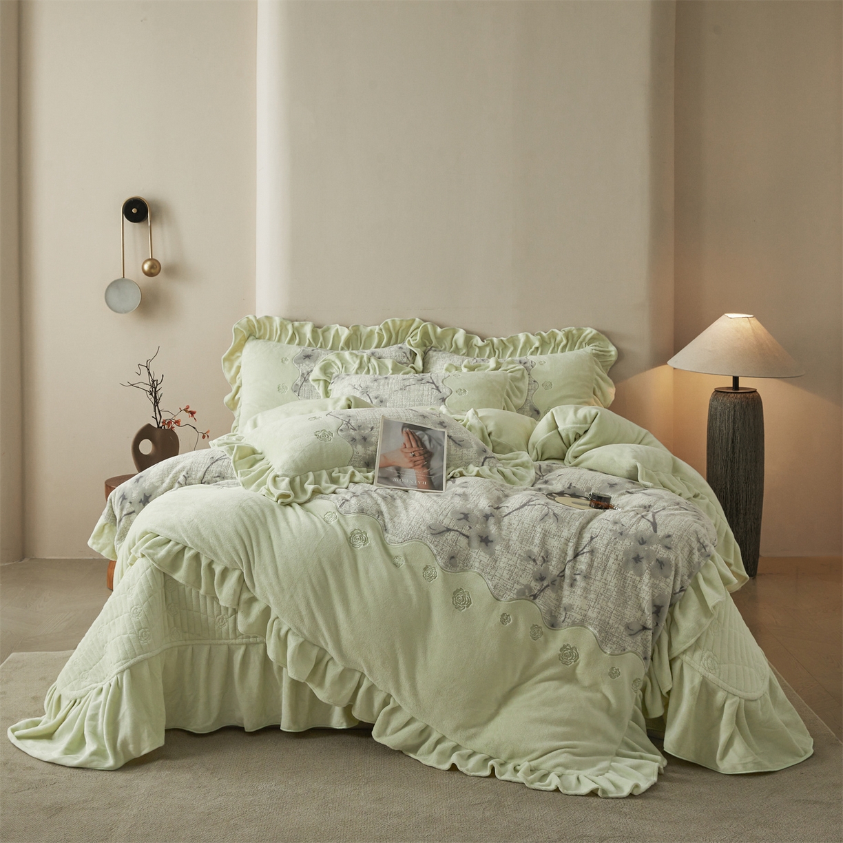 宜凡家纺 2025新款牛奶绒雕花刺绣床盖四件套 寒梅絮语 绿