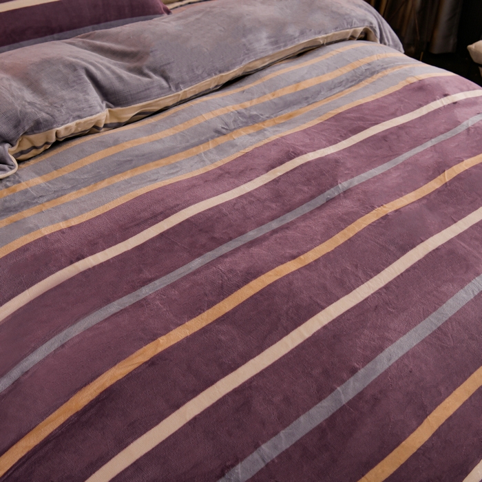 91家纺网 家纺一手货源 找家纺 丽涵家纺 2025秋冬新品230克全工艺消光牛奶绒印花四件套 绅士条纹-红咖