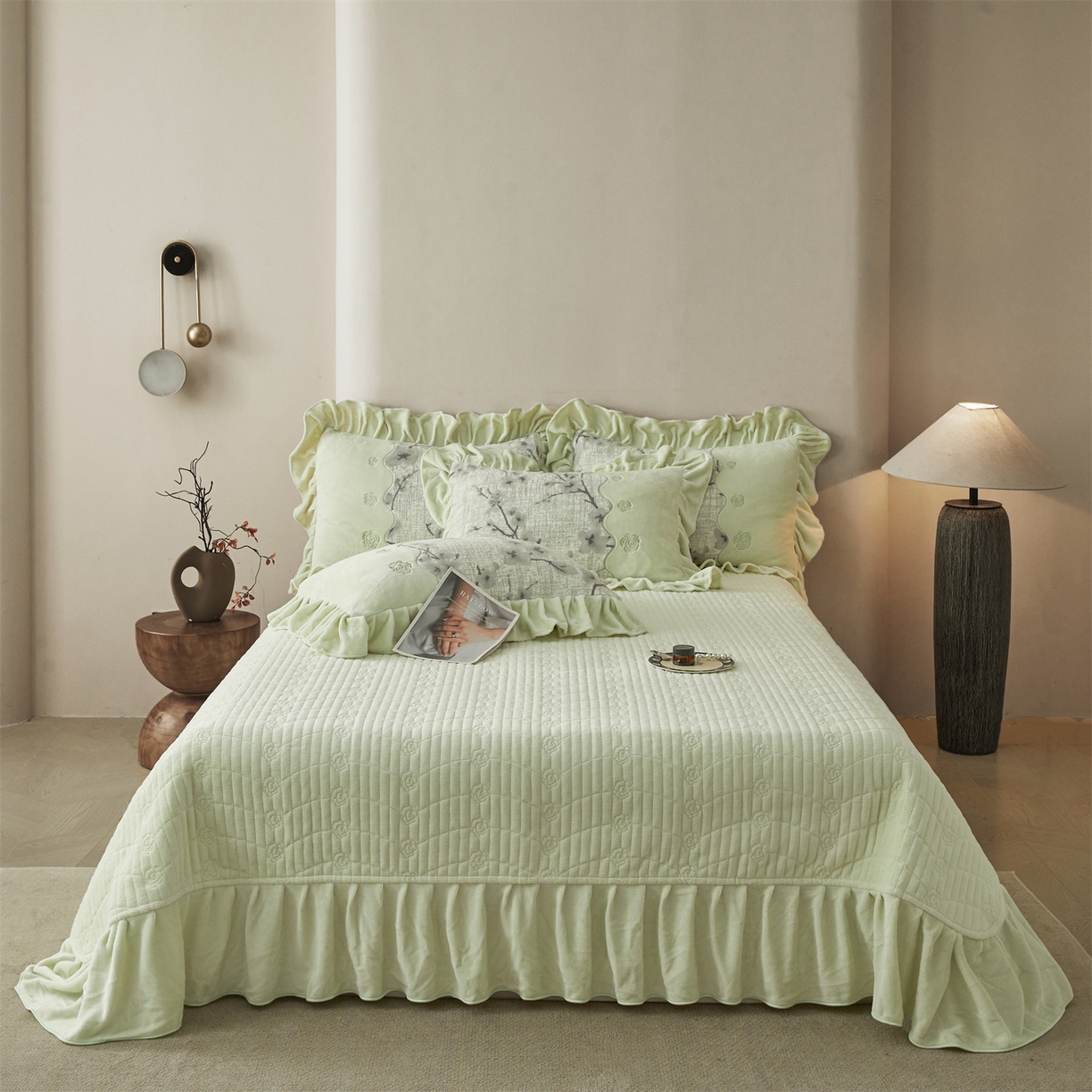 91家纺网 家纺一手货源 找家纺 宜凡家纺 2025新款牛奶绒雕花刺绣床盖四件套 寒梅絮语 绿