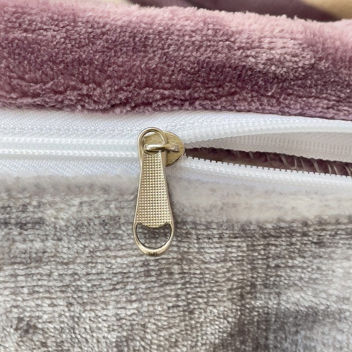 91家纺网 家纺一手货源 找家纺 丽涵家纺 2025秋冬新品230克全工艺消光牛奶绒印花四件套 绅士条纹-红咖