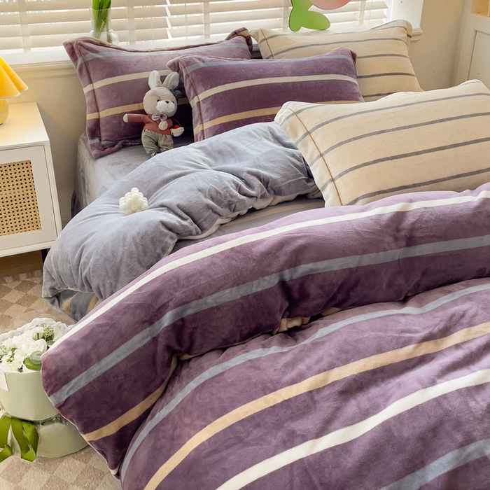 91家纺网 家纺一手货源 找家纺 丽涵家纺 2025秋冬新品230克全工艺消光牛奶绒印花四件套 绅士条纹-红咖