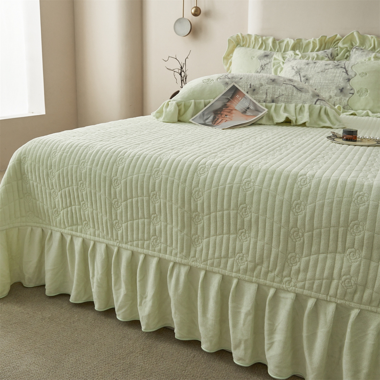 91家纺网 家纺一手货源 找家纺 宜凡家纺 2025新款牛奶绒雕花刺绣床盖四件套 寒梅絮语 绿