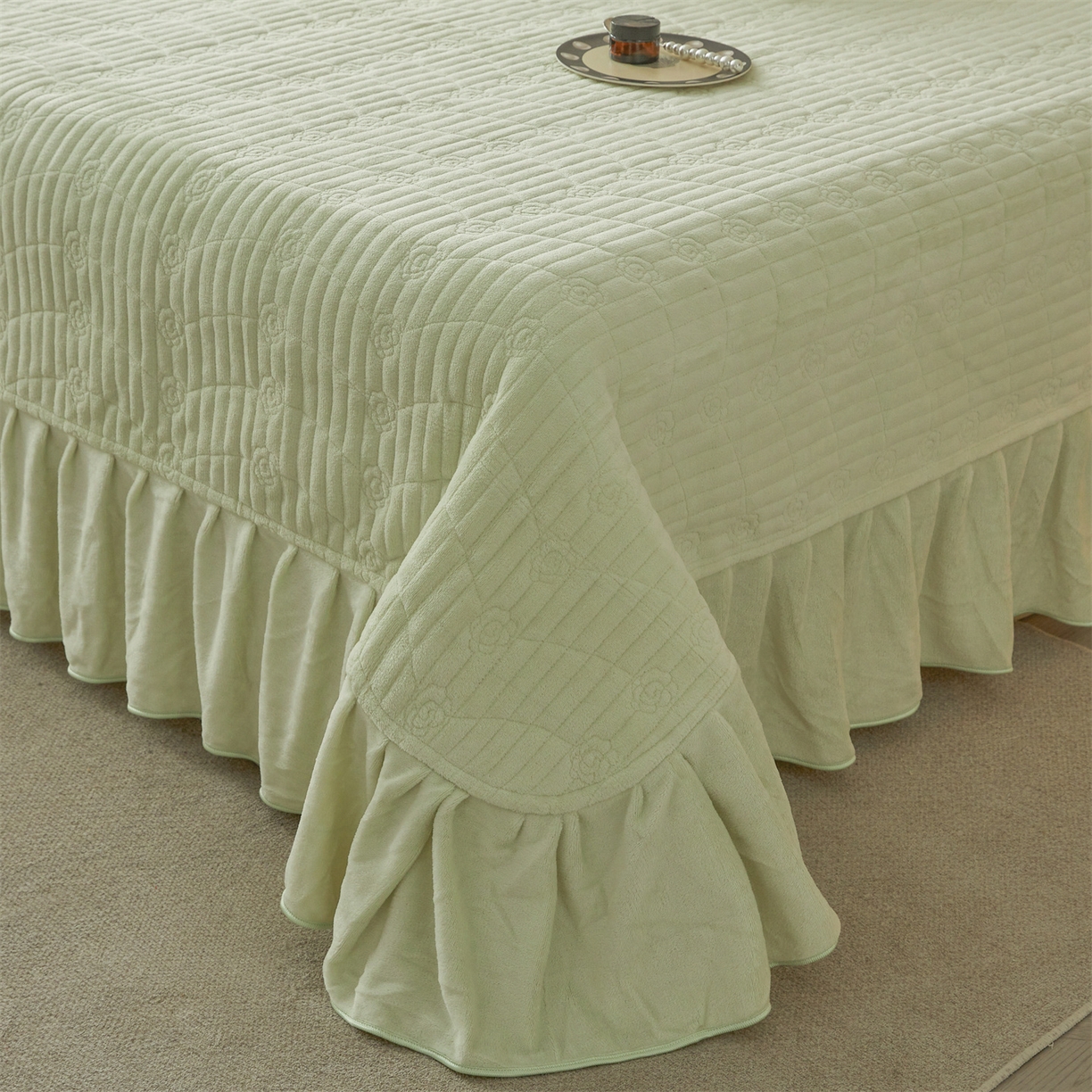 91家纺网 家纺一手货源 找家纺 宜凡家纺 2025新款牛奶绒雕花刺绣床盖四件套 寒梅絮语 绿