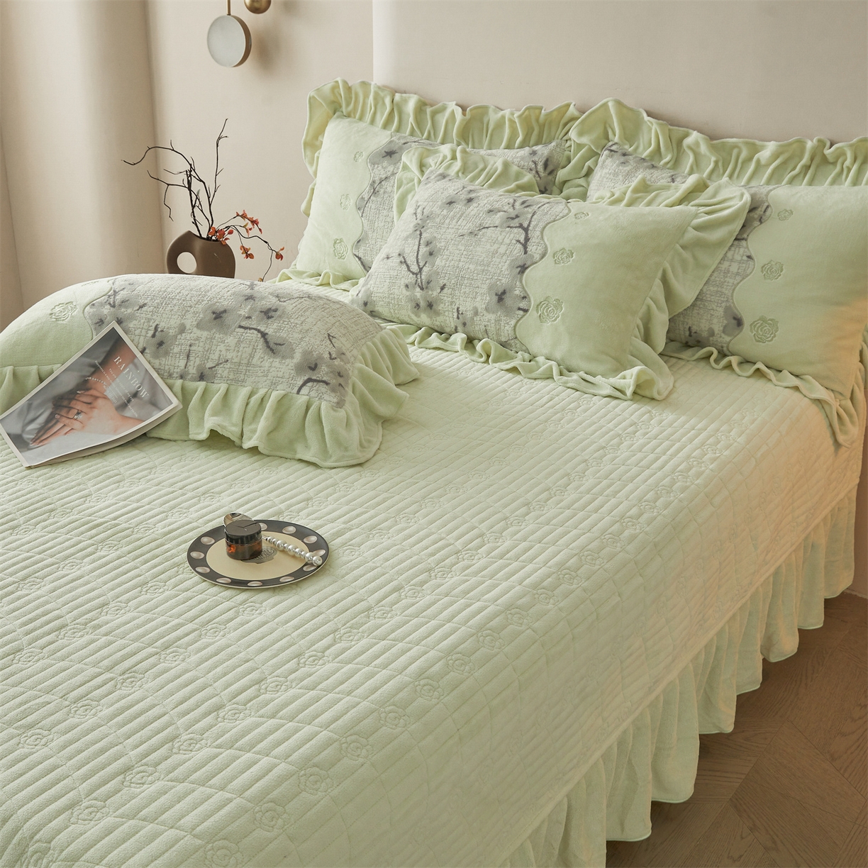 91家纺网 家纺一手货源 找家纺 宜凡家纺 2025新款牛奶绒雕花刺绣床盖四件套 寒梅絮语 绿