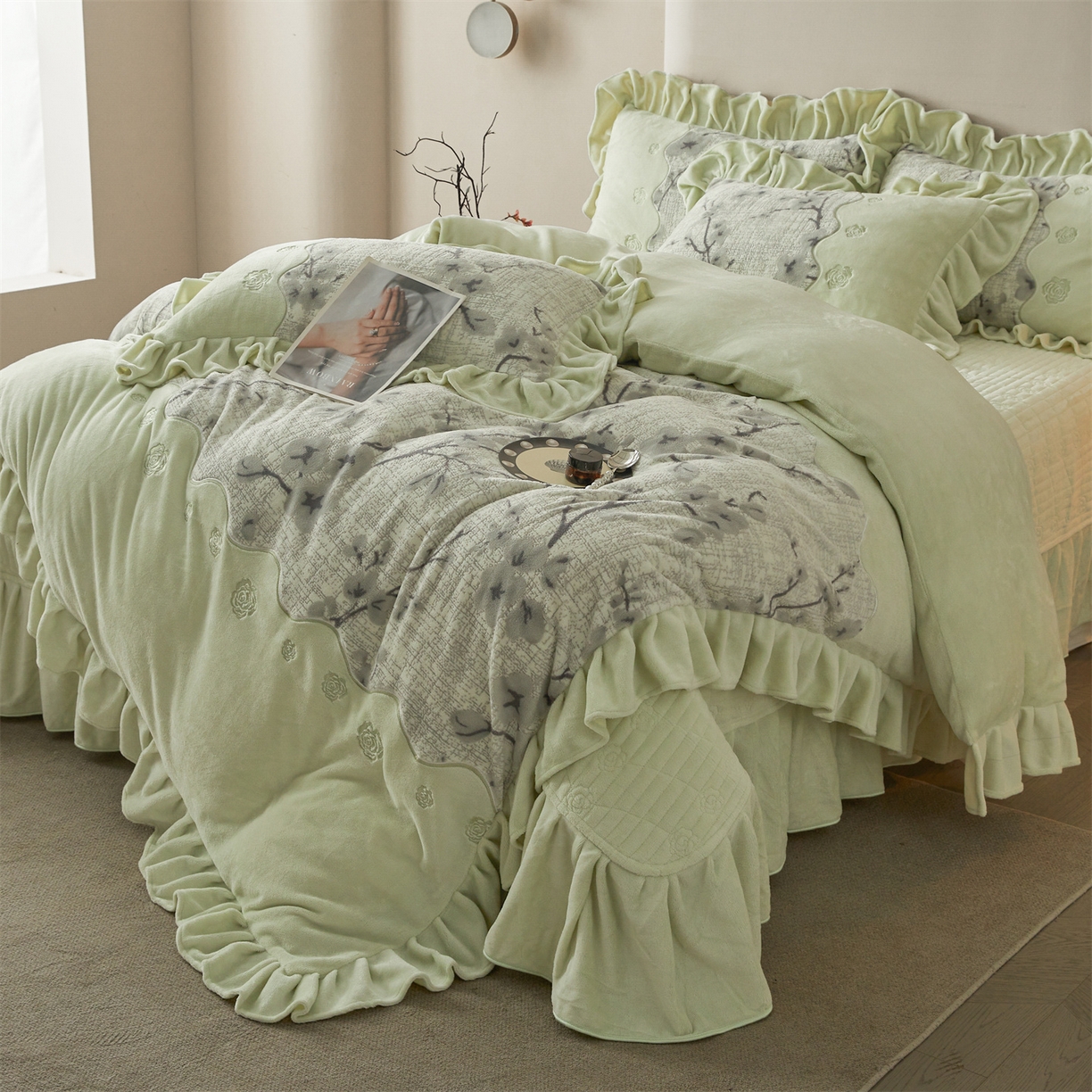 91家纺网 家纺一手货源 找家纺 宜凡家纺 2025新款牛奶绒雕花刺绣床盖四件套 寒梅絮语 绿