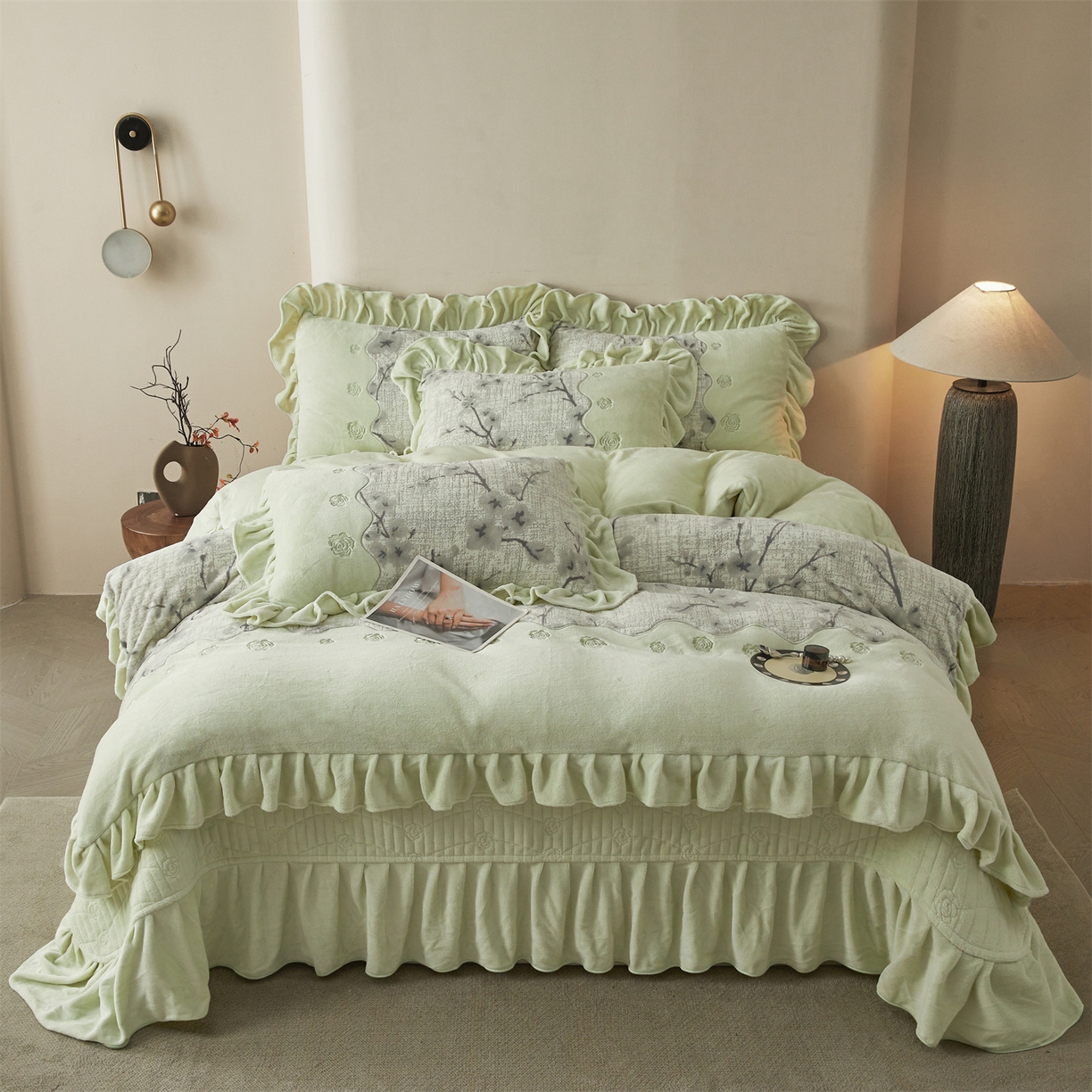 91家纺网 家纺一手货源 找家纺 宜凡家纺 2025新款牛奶绒雕花刺绣床盖四件套 寒梅絮语 绿