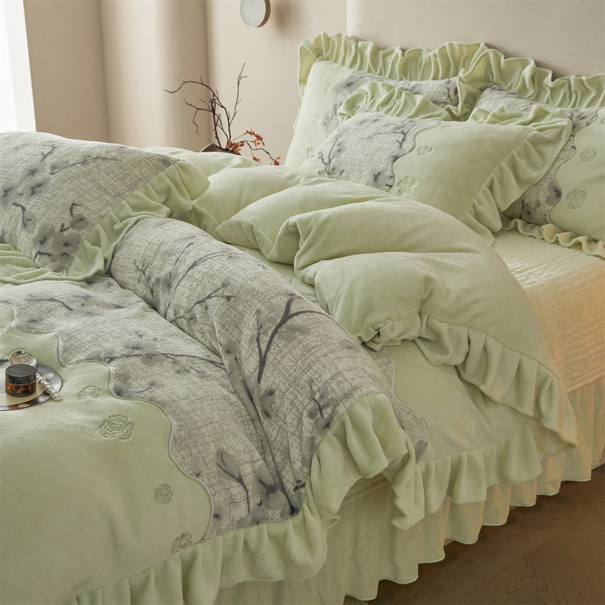 91家纺网 家纺一手货源 找家纺 宜凡家纺 2025新款牛奶绒雕花刺绣床盖四件套 寒梅絮语 绿