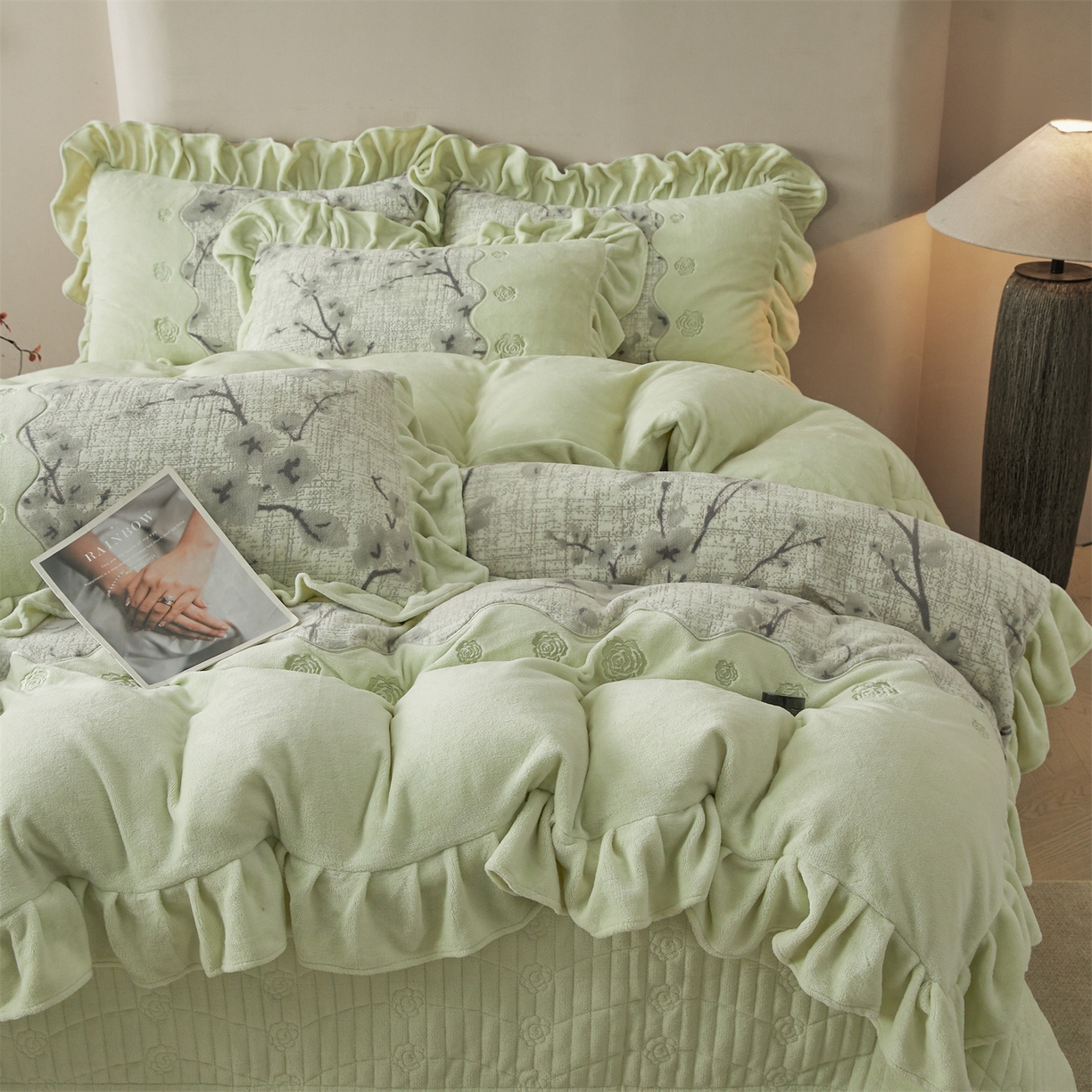 91家纺网 家纺一手货源 找家纺 宜凡家纺 2025新款牛奶绒雕花刺绣床盖四件套 寒梅絮语 绿