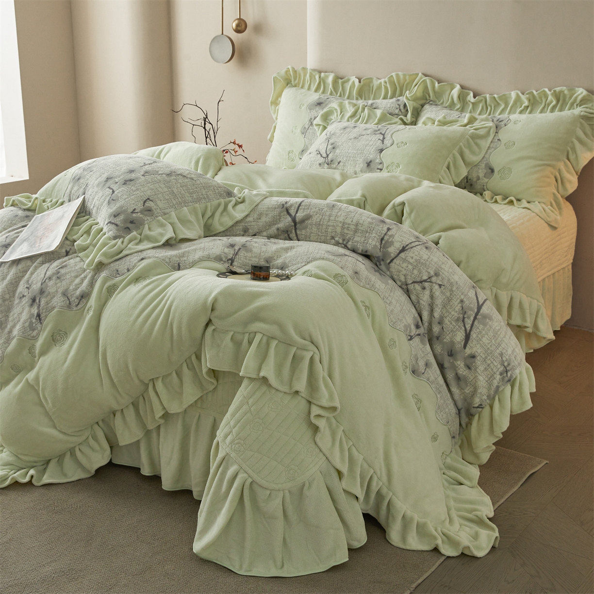 91家纺网 家纺一手货源 找家纺 宜凡家纺 2025新款牛奶绒雕花刺绣床盖四件套 寒梅絮语 绿