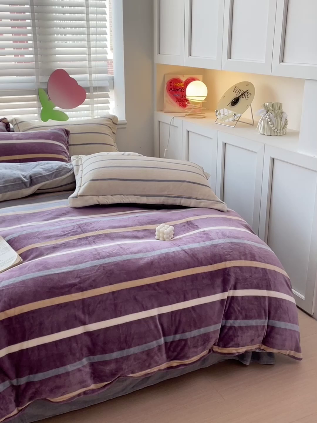 91家纺网 家纺一手货源 找家纺 丽涵家纺 2025秋冬新品230克全工艺消光牛奶绒印花四件套 绅士条纹-红咖